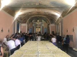 pieve ligure, itália - 25 de abril de 2018 - massa italiana recheada em forma de triângulo do festival pansoti foto