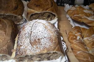 strudel de maçã em uma padaria foto