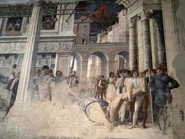 padova, itália - 23 de abril de 2022 - igreja eremitani em padova restauradas pinturas mantegna foto