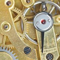 relógio mecânico de bronze do relógio vintage foto