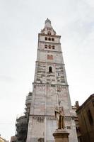 estátua e torre do sino da catedral de modena, itália foto