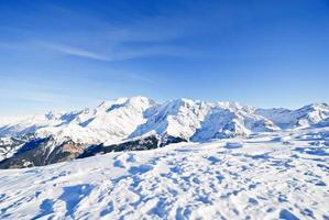 montanhas cobertas de neve nos Alpes foto