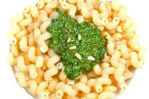 cavatappi de massa italiana com pesto foto