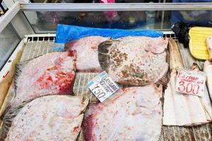 peixe local do mar negro no mercado urbano foto