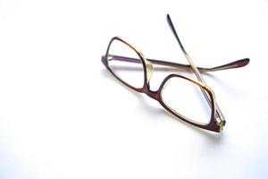 óculos castanhos isolados no fundo branco. foto