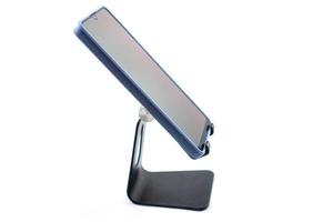 suporte para telefone mesa de alumínio preto com smartphone isolado em branco foto