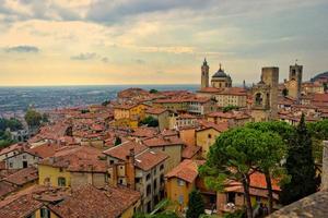 vista sobre a cidade de bergamo, lombardia, itália, 2022 foto