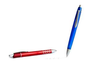 canetas azuis e vermelhas foto