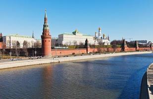 kremlin, aterros, rio moskva em moscou foto