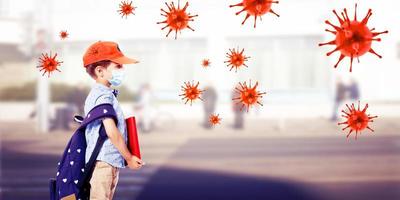 menino com máscara de proteção contra o vírus corona na escola. foto