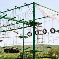 escadas de corda na pista de obstáculos ao ar livre foto