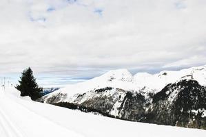 corrida de esqui nas montanhas de neve nos Alpes foto