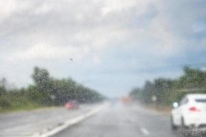 dirigindo na chuva de verão foto