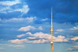 torre de televisão com céu azul nublado foto