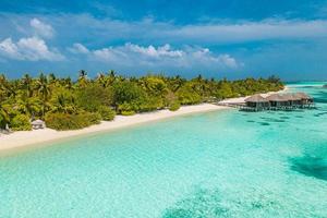 belo atol e ilha nas maldivas da vista aérea. paisagem tropical tranquila e marinha com palmeiras na praia de areia branca, natureza incrível na villa resort de luxo. férias de viagem de verão foto