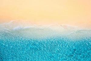 relaxante cena aérea de praia, banner de modelo de férias de férias de verão. ondas surfam com incrível lagoa azul do oceano, costa do mar, litoral. vista superior do drone aéreo perfeito. praia tranquila e iluminada, beira-mar