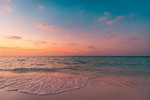 closeup mar praia de areia. incrível paisagem de praia vazia. inspirar o horizonte da paisagem marinha da ilha tropical. laranja dourados roxos sunset amanhecer céu tranquilo sunshine. férias de verão viagens férias espaço de cópia