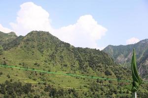 majestosa beleza natural de neelum, vale, caxemira. o vale neelum é famoso por sua beleza natural, árvores verdes exuberantes e rios de água limpa. foto