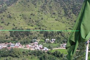 majestosa beleza natural de neelum, vale, caxemira. o vale neelum é famoso por sua beleza natural, árvores verdes exuberantes e rios de água limpa. foto