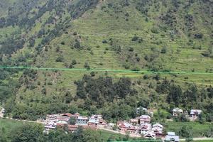 majestosa beleza natural de neelum, vale, caxemira. o vale neelum é famoso por sua beleza natural, árvores verdes exuberantes e rios de água limpa. foto