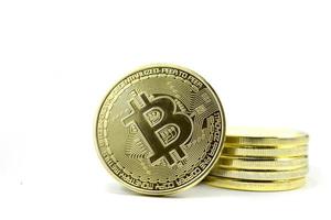 pilha de moedas de bitcoin de ouro isoladas em um fundo branco foto