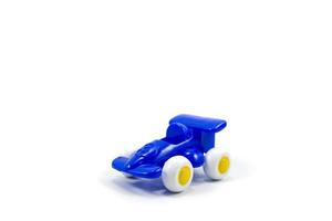 carro de corrida de brinquedo de plástico de tinta azul com o número três isolado em branco foto