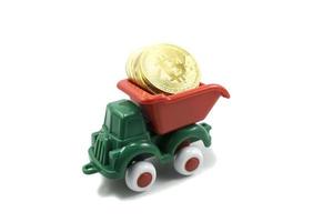 caminhão de mineração de brinquedo plástico de tinta verde carregando moedas de ouro bitcoin