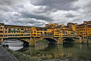 ponte ponte vecchio, florença, toscana, itália 2017 foto