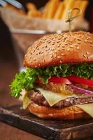 apetitoso hambúrguer caseiro com close-up de marmelada de carne, queijo e cebola. conceito de fast food, comida americana foto