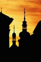 silhuetas de torres no centro histórico de Praga ao pôr do sol