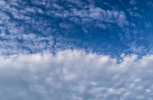 panorama deslumbrante da formação de nuvens cirros em um céu azul profundo foto