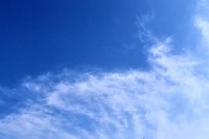 panorama deslumbrante da formação de nuvens cirros em um céu azul profundo foto