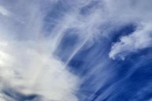 panorama deslumbrante da formação de nuvens cirros em um céu azul profundo foto