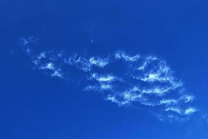 panorama deslumbrante da formação de nuvens cirros em um céu azul profundo foto