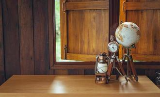 globo em uma mesa de madeira em uma casa de madeira, viajar pelo mundo foto