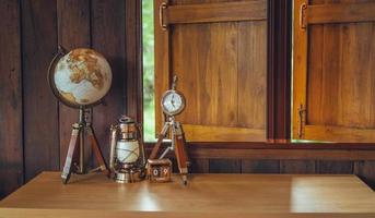 globo em uma mesa de madeira em uma casa de madeira, viajar pelo mundo foto