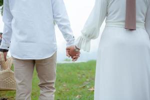 casal de menino e menina aproveitando seu dia de folga na natureza foto