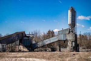 antiga fábrica abandonada de concreto armado. foto