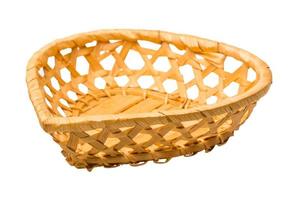 cesta de madeira no fundo branco foto