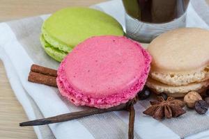 macaroons deliciosos em fundo de madeira foto