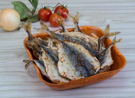 peixe seco em uma tigela sobre fundo de madeira foto