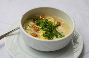 sopa de cereais em fundo branco foto
