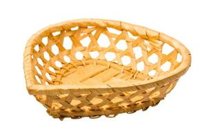 cesta de madeira no fundo branco foto