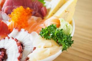 sashimi tigela de arroz chirashi don comida japonesa foto