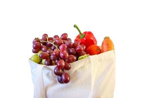 produto de mercearia de frutas e legumes frescos em sacola de compras reutilizável, isolado no fundo branco com traçado de recorte foto