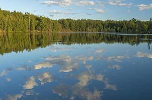 reflexões tranquilas em um lago calmo foto