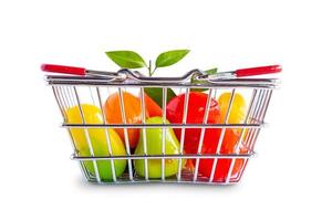 cesta de compras com frutas isoladas no fundo branco foto