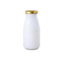 garrafa de leite isolada no fundo branco com traçado de recorte foto