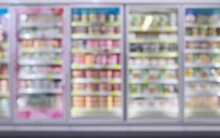 congelador de geladeiras comerciais de supermercado mostrando fundo desfocado abstrato de alimentos congelados foto