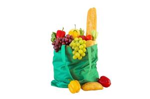 produto de mercearia de frutas e legumes frescas em saco de compras reutilizável verde isolado no fundo branco com traçado de recorte foto